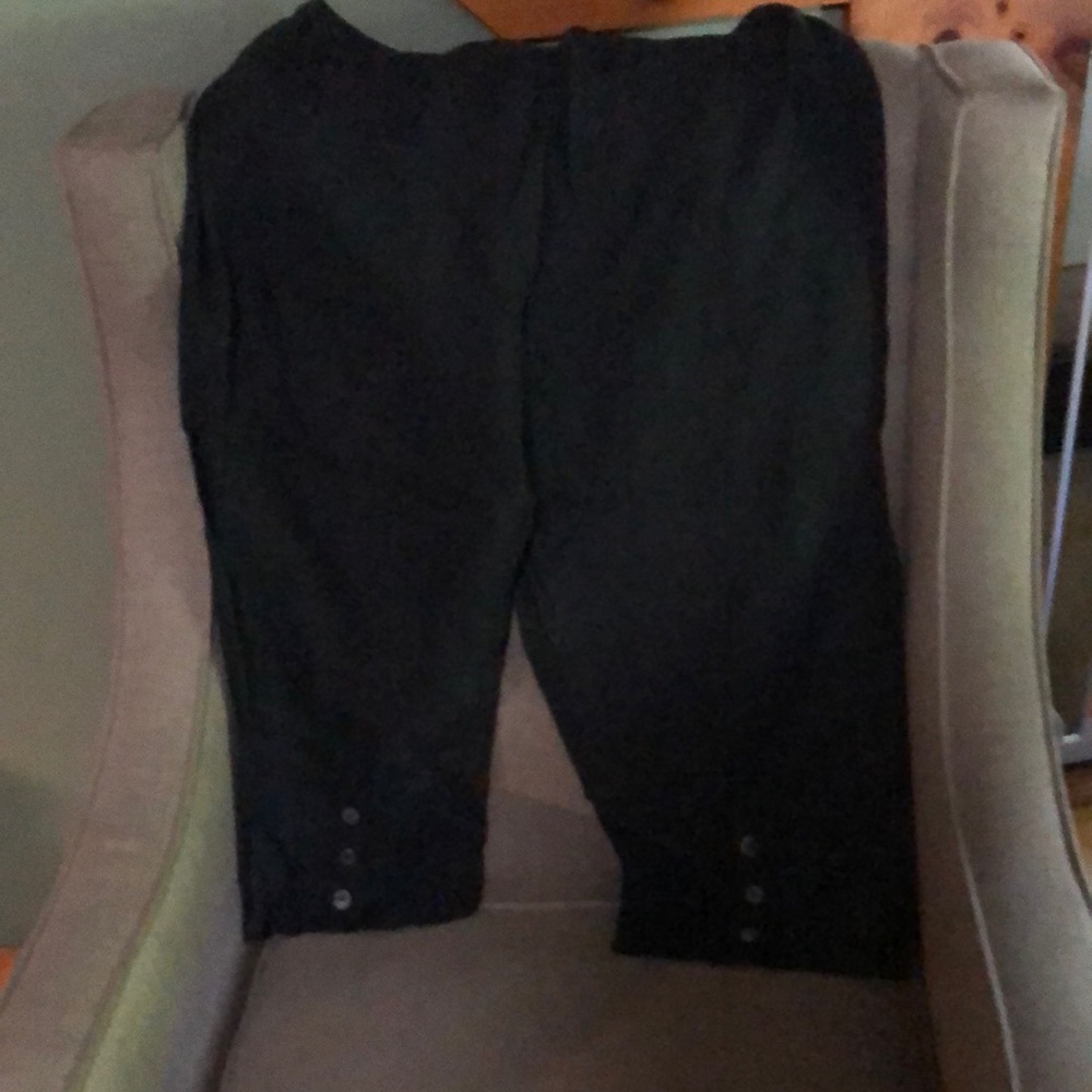 Black linen wide leg Capri bottoms.